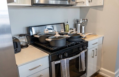 Civil Rights Historic District Apartment | The GRAND Suite | Free Parking | Sleeps 10 | DT |