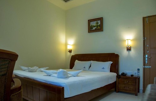 Sirkazhi Hotel | The Grand White Palace