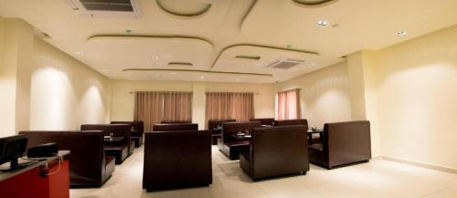 Sirkazhi Hotel | The Grand White Palace