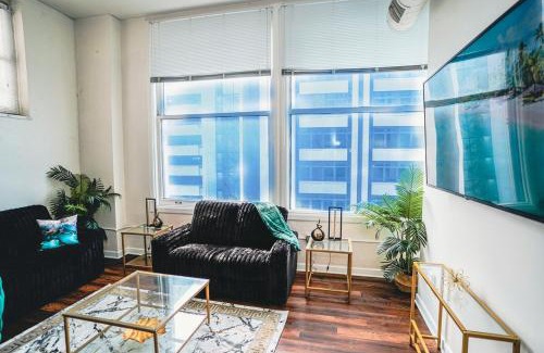 Mile Square Apartment | The Grandleaf Suite at Monument Circle