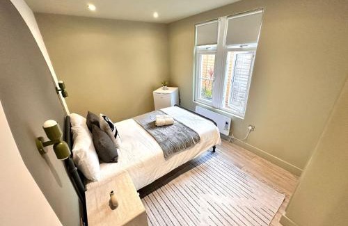 Southfields Apartment | The Gray House - NO 76 - Boutique Stay Experience