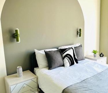 Southfields Apartment | The Gray House - NO 76 - Boutique Stay Experience