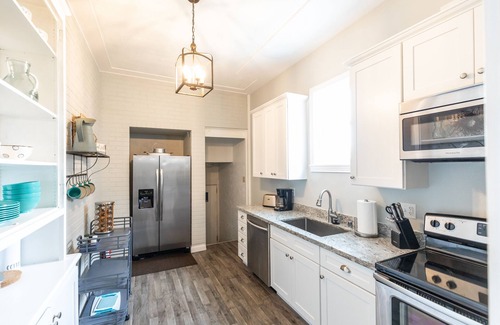 Dayton House | The Gray Whale. 6 BR 3 Baths. Three miles to Downtown Cincinnati. Sleeps 18+