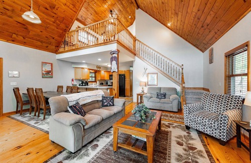 Oakland House | The Great Outdoors: Lakefront, Private Dock, Hot Tub, Pool Table!