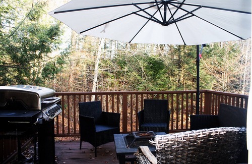 Pocono Summit House | The Great Pocono Escape! Spacious, great for families, and small groups!