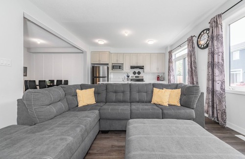 Ottawa Division House | The Green Bohemian: 3-bedroom furnished mid-term rental, 3mins to CanTire Centre