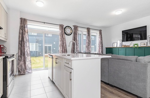 Ottawa Division House | The Green Bohemian: 3-bedroom furnished mid-term rental, 3mins to CanTire Centre