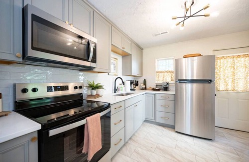Lynchburg House | The Green Bungalow | KING Bed | WiFi | *Fire Pit*