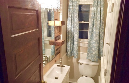 Emporia House | The Green House-Entire 3 Bedroom, located Minutes From Downtown Emporia And ESU