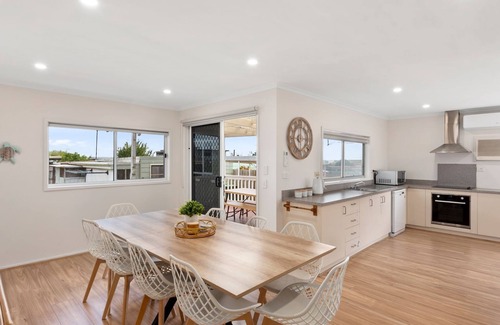 Portarlington House | The Green House - Spacious retreat just a short stroll from Portarlington's town centre.