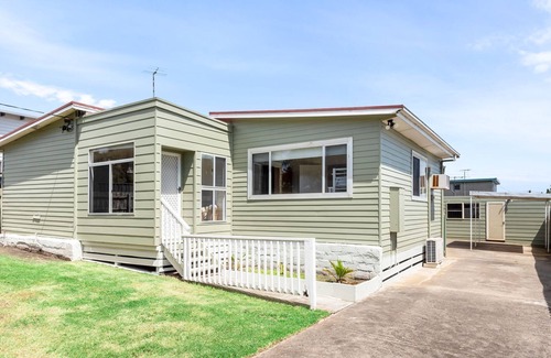 Portarlington House | The Green House - Spacious retreat just a short stroll from Portarlington's town centre.