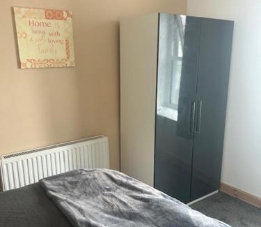 Llanelli Bed & Breakfast | The Greenfield Inn Guest House