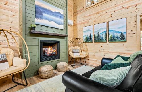 Rocky Grove House | The Greenhouse NEW - 450ft to Trailhead