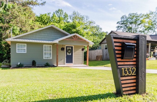 Cullman House | The Greenhouse: Walking Distance to Downtown