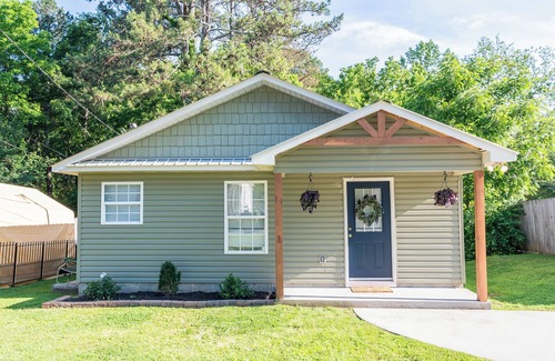Cullman House | The Greenhouse: Walking Distance to Downtown