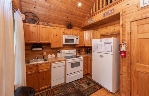 Thayerville Cabin | The Grizzly Den: Lake Area, Dogs Welcome, Hot Tub, Fireplace!