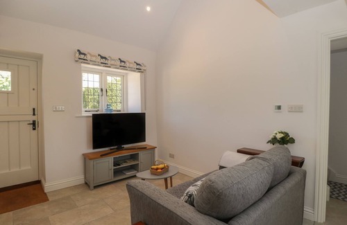 Malmesbury Cottage | THE GROOMS FLAT, romantic, character holiday cottage in Sherston