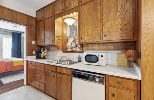 Fort Worth Cultural District House | The Groovy Casa, Walk to Dickies Arena & Will Rogers