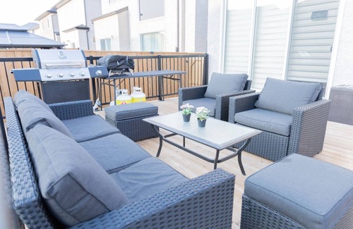 Winnipeg House | The Guest Expertise – Where Elegance Meets Comfort in a 5BR Luxury Retreat