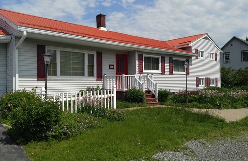 Potsdam House | The Guest house in Potsdam 4 bedroom 3 bathroom Private home. With WiFi & A/C