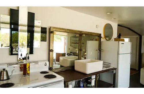 Morongo Valley House | The Guest House @ Kaleidoscope Desert 5-Acre Animal & Art Sanctuary