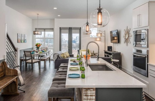 Edgehill House | The Gulch GEM BBQ w/Rooftop VIEWS, Sleeps 12