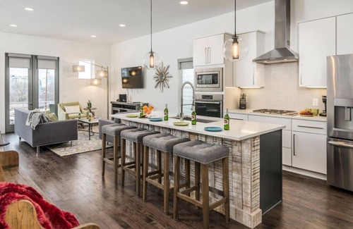 Edgehill House | The Gulch GEM BBQ w/Rooftop VIEWS, Sleeps 12