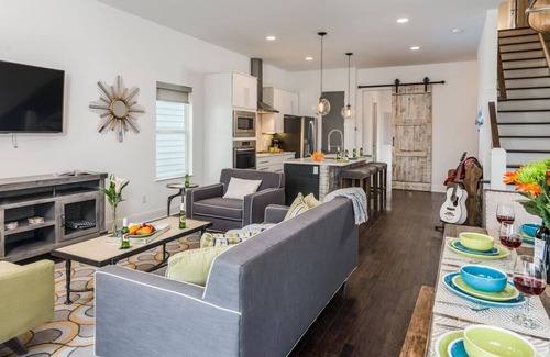 Edgehill House | The Gulch GEM BBQ w/Rooftop VIEWS, Sleeps 12