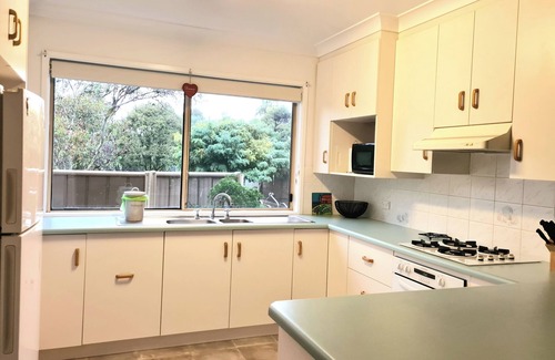 Lake Albert Apartment | "The Gums" peaceful & private cottage close to amenities & beautiful Lake Albert
