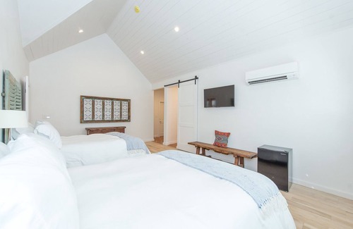 Uvalde House | The Hacienda Room (4)
