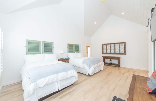 Uvalde House | The Hacienda Room (4)