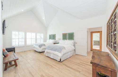 Uvalde House | The Hacienda Room (4)