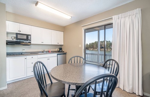 Rockwell Hotel | The Hamilton - Lakefront & Studio Suites, Hot Springs