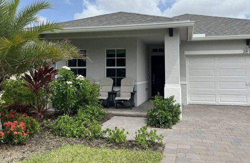 Stuart House | The Hammocks Modern Treasure Coast Home, Peloton & EV Charger - Dog-Friendly