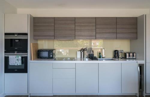 Frognal and Fitzjohns Apartment | The Hampstead Hideout - Glamorous 3BDR Flat with Balcony