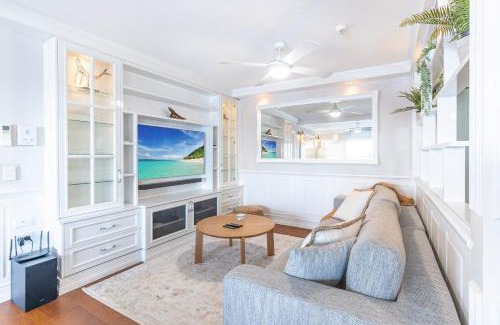 Surfers Paradise Apartment | The Hamptons - Renovated Luxury Beachfront 2 Bedroom unit with Parking & Pool