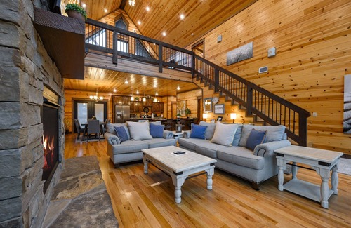 Broken Bow Cabin | The Happy Cabin: 4 bedroom, 4.5 baths, sleeps 12