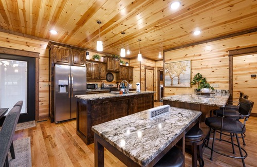 Broken Bow Cabin | The Happy Cabin: 4 bedroom, 4.5 baths, sleeps 12