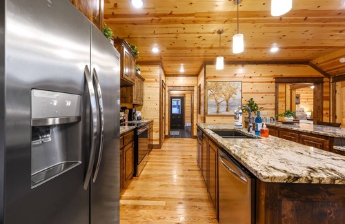 Broken Bow Cabin | The Happy Cabin: 4 bedroom, 4.5 baths, sleeps 12