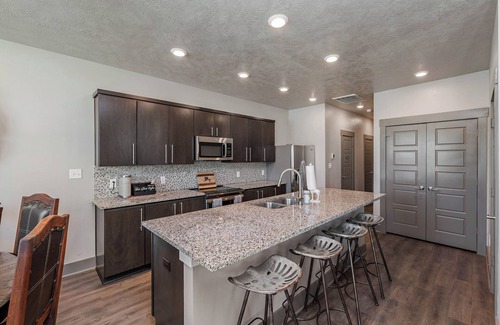 Wellborn Condo | The Happy Hideaway Condo is just 6.5 miles from Kyle Field/Texas A&M!