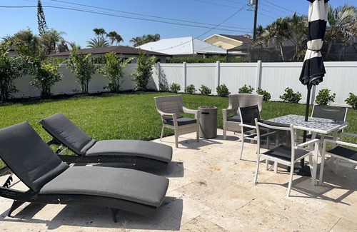 Naples Park House | The Happy Place 4 blocks to the beach 2/2 large backyard!