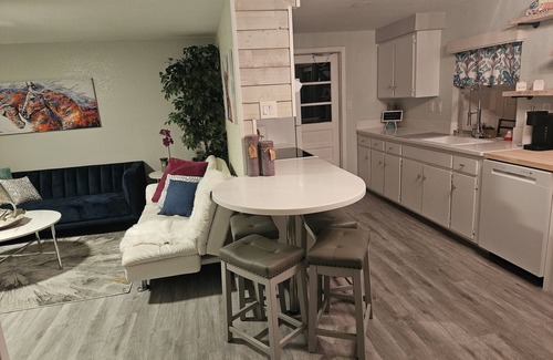 Port Charlotte House | The Happy Place! Hot tub! Life-size chess! 7min to Port Charlotte Beach!
