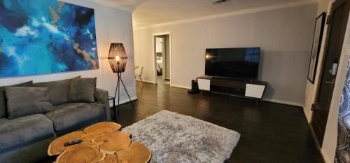 South Central Houston House | The Harby Street House - Close to U of H, Stadiums, Downtown, Med Center
