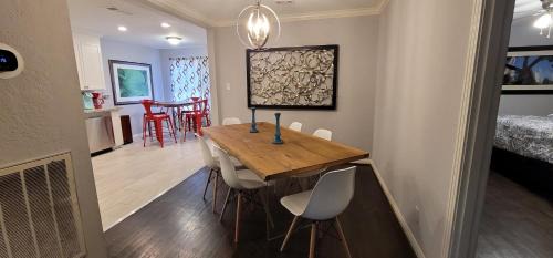 South Central Houston House | The Harby Street House - Close to U of H, Stadiums, Downtown, Med Center