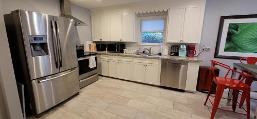 South Central Houston House | The Harby Street House - Close to U of H, Stadiums, Downtown, Med Center
