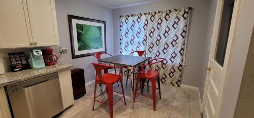 South Central Houston House | The Harby Street House - Close to U of H, Stadiums, Downtown, Med Center