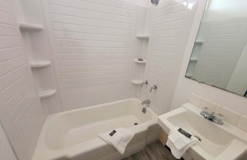 Salina Hotel | The Hastings Inn Salina