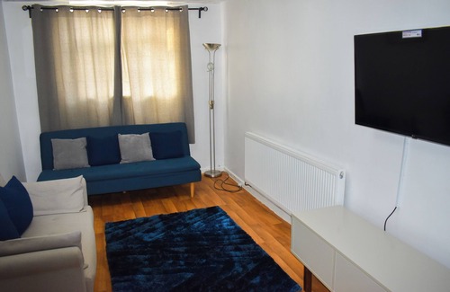 Bristol House | The Hathway Walk Home is less than 1 km from Cabot Circus .nn
