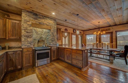 Blue Ridge Cabin | The Haven on Toccoa - River deck | Fire Pit | Hot Tub | Outdoor Fireplace