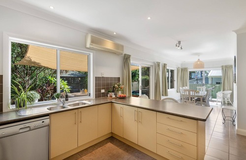 Vincentia House | The Haven: Spa, games room & pets, 1 min to beach